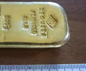 Un adolescent a găsit un lingou de aur de jumătate de kilogram pe fundul unui lac din Germania. Ce valoare are comoara