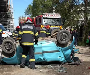 O mașină lovită de un TIR pe podul Bucium din Iași a rupt parapetul și s-a prăbușit pe plafon