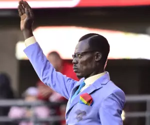 Trista poveste a „omului-statuie” din Congo: stă nemișcat de 13 ani de dragul fotbalului, dar a ratat calificarea țării sale la Cupa Mondială 2026