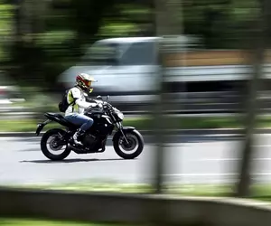 Motocicletele ar putea circula pe banda de autobuz și trece mai ușor de coloane. Ce schimbări pregătește statul pentru fluidizarea traficului