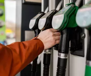 Cât costă un litru de benzină și motorină, joi, 4 iunie 2026, în București, Cluj-Napoca, Timișoara, Iași și Constanța