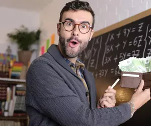 Este ultimul an când profesorii mai primesc primă de carieră didactică. Când intră banii și care sunt noile reguli de acordare