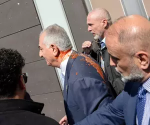 Prințul iranian exilat Reza Pahlavi a fost atacat și stropit cu suc de roșii la Berlin