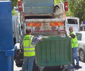 Un român care adormise într-un tomberon pe stradă a fost aruncat în mașina care compacta gunoiul, în Salonic: „Șocant și fără precedent”