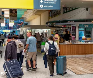 Vacanțele de vară din 2026, sub semnul întrebării: Criza combustibilului scumpește biletele de avion și reduce zborurile spre Europa