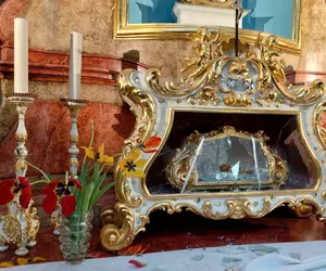 Un hoț a furat craniul unei sfinte dintr-o biserică și a fugit cu el în plină zi, în Cehia