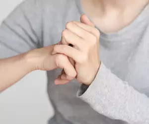 De ce simțim nevoia să „trosnim” degetele