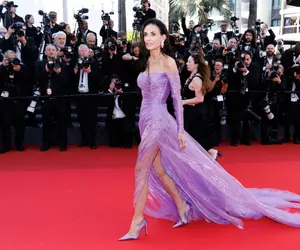 Demi Moore, moment stânjenitor pe covorul roșu la Festivalul de Film de la Cannes 2026. Vântul i-a suflat rochia și s-a văzut tot