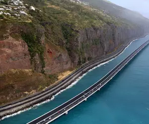 Cel mai scump drum din lume costă 200.000.000 de euro fiecare kilometru și este construit deasupra oceanului, ca să nu fie lovit de valuri uriașe de 20 de metri