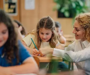 Se schimbă legea. Învățătorii vor deveni titulari doar dacă termină o facultate de profil. Ce se întâmplă cu educatorii din creșe și grădinițe