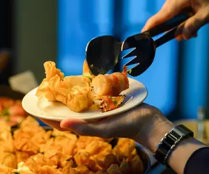 Restaurantul din Europa în care plătești în plus dacă mănânci prea mult și ți se face rău