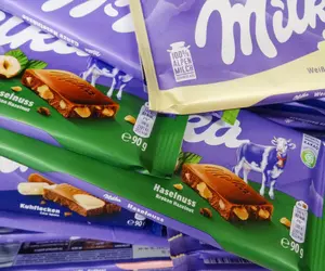 Scandal în jurul ambalajelor Milka, după acuzațiile că schimbările i-au indus în eroare pe consumatori