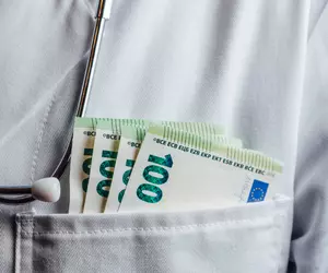 Cinci medici de la spitalul din Bolintin, Giurgiu, au fost reținuți pentru luare de mită. Ce au descoperit anchetatorii la percheziții