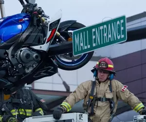 O motocicletă a ajuns suspendată pe semafor, după un accident grav, în Canada: „Mission: Impossible, dar pilotul este în stare gravă!” | VIDEO