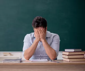 400 de lei brut pentru toți profesorii care sunt diriginți, propune Guvernul. Cadrele didactice cu vechime și gradul I vor pierde bani din salarii