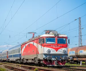 Sute de călători au fost blocați pe câmp, în trenurile de Brașov-București. Întârzieri după o defecțiune majoră