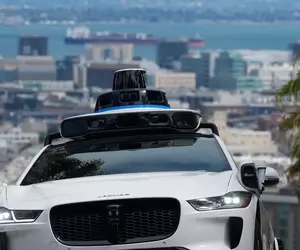 Un robotaxi a ignorat avertismentul autorităților și a intrat pe o șosea inundată complet, unde a fost luat de ape