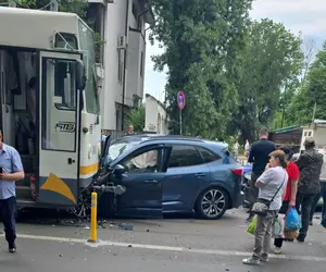 Un tramvai a lovit o mașină în București, după ce autoturismul a fost proiectat pe șine în urma unui accident