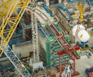 Cea mai mare macara din lume a mutat un reactor nuclear de 500 de tone cu o precizie de 40 de milimetri