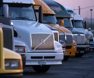 UE schimbă regulile pentru firmele care spun că transportă „verde”. Emisiile vor fi calculate după aceeași formulă