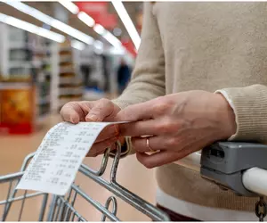Angajată aproape de vârsta pensionării concediată după 25 de ani de muncă pentru o greșeală de 5 euro: „Sunt încă șocată și furioasă”