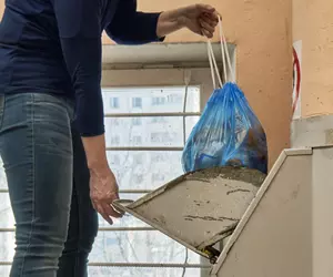 Primăria București vrea să închidă ghenele cu tobogan din blocuri până în 2033. Modelul „plătește cât arunci” va fi implementat de primăriile de sector