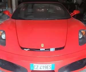 Un Ferrari confiscat este vândut de ANAF cu o reducere de 25% și are o taxă de 52.987 de lei