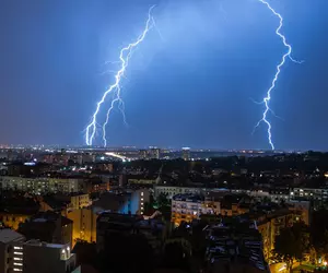 Cod roșu de ploi de peste 40 l/mp și furtună cu descărcări electrice. Lista localităților lovite de fenomene meteo extreme