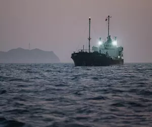 Iranul a atacat din nou o navă cargo în Strâmtoarea Ormuz și amenință ambarcațiunile să nu mai treacă fără permisiunea sa