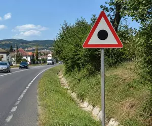 Indicatorul rutier care le dă bătăi de cap șoferilor români, deși nu este foarte nou. Ce indică semnul cu „punct negru”