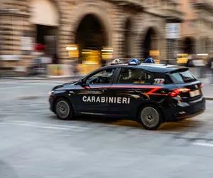 O româncă, bunică la 30 de ani, și-a răpit nepoata nou-născută dintr-un spital din Caserta. A fost urmărită ca-n filme de polițiști