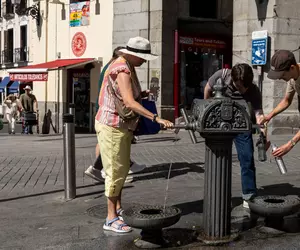 Canicula lovește mai tare săracii. De ce plătesc unii oameni de patru ori mai mult din cauza căldurii sufocante