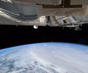 „Cercurile uriașe” care se văd din spațiu, semnul luptei pentru apă pe Pământ. Ce a văzut o astronaută de la 400 de kilometri altitudine