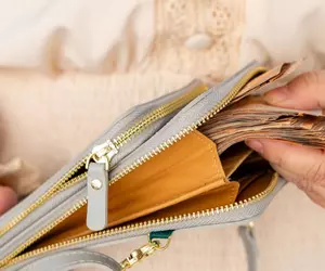 O femeie a găsit o geantă cu 6.130 de euro, a dus-o la obiecte pierdute și după un an s-a întors și a cerut banii. I-a primit pe toți, plus dobândă