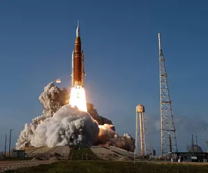 NASA accelerează asamblarea rachetei SLS pentru Artemis 3: tot ce trebuie să știi despre misiunea care se lansează anul viitor