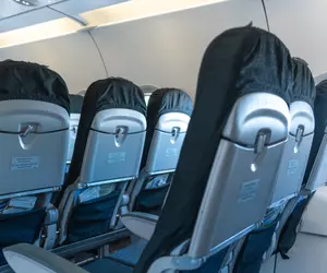 Este corect sau nu să lăsăm scaunul pe spate în avion vara? O fostă stewardesă explică la ce să fim atenți