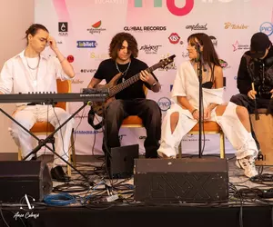 Muzică pentru TikTok și Spotify? Câți bani poate câștiga un cântăreț român din platformele online și cum inteligența artificială schimbă regulile
