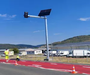 Asfalt roșu și panouri electronice la intrarea în cinci localități din vestul țării. Cum funcționează noul sistem instalat de CNAIR