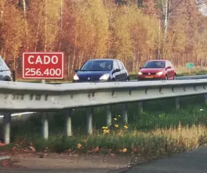 Ce semnificație are indicatorul rutier roșu „CADO” de pe autostrăzile din Olanda. Poate fi de mare ajutor în cazul unui accident grav