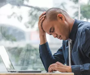 Ce este „Sick Building Syndrome”, sindromul accentuat de caniculă și aerul condiționat. Avertismentul medicului pneumolog Cristian Oancea