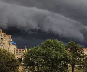 ANM anunță cod galben de caniculă, vânt de până la 70 km/h și furtuni în mai multe zone din țară. Harta județelor afectate de fenomenele meteo extreme