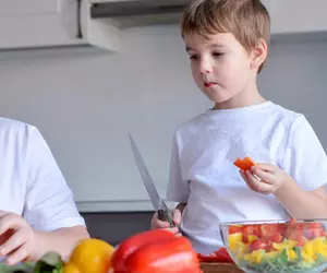 Copiii cu exces de greutate i-au depășit pe cei subnutriți. Medicii dau consultații gratuite pe plajele din România, unde 1 din 4 copii este supraponderal