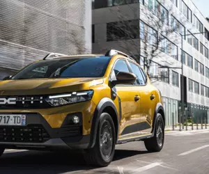 Dacia lansează noul Sandero Hybrid 155 în România. Cât costă prima versiune electrificată a celei mai vândute mașini din Europa
