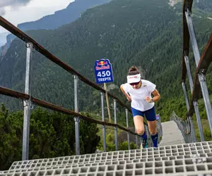În cât timp a urcat Denisa Dragomir „scările care duc spre cer”. Campioană mondială la skyrunning și alergare montană a depășit toate așteptările pe cele 519 trepte spre Vârful Toaca