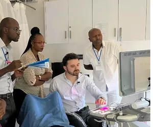 „Durerile la menstruație NU sunt normale!” Povestea medicului român plecat în Africa să aline suferința ce chinuie milioane de femei 
