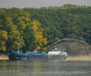 Scufundarea celor patru barje în Dunăre pentru creșterea debitului apei spre Centrala de la Cernavodă, amânată pentru joi