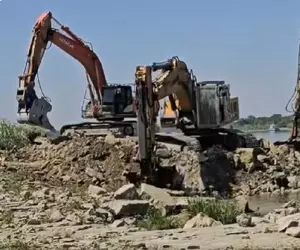 Cum se derulează operațiunea de scufundare a celor patru barje în Dunăre. În ce condiții ar putea fi amânată acțiunea
