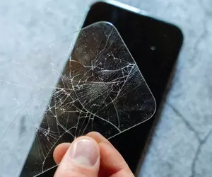 De ce trebuie să schimbi folia de pe ecranul telefonului atunci când se sparge