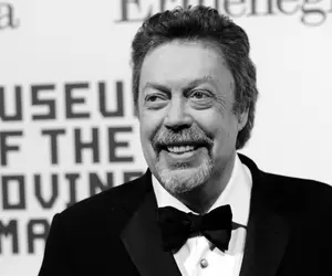 A murit Tim Curry, actorul care a făcut istorie în „The Rocky Horror Picture Show”. Avea 80 de ani