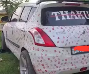 Un tânăr și-a acoperit mașina cu 3.400 de săruturi pentru un clip viral, dar după 5,5 milioane de vizualizări, poliția a intervenit